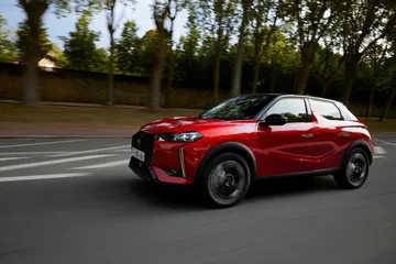 Vista en movimiento que muestra el perfil y el diseño aerodinámico del DS 3.