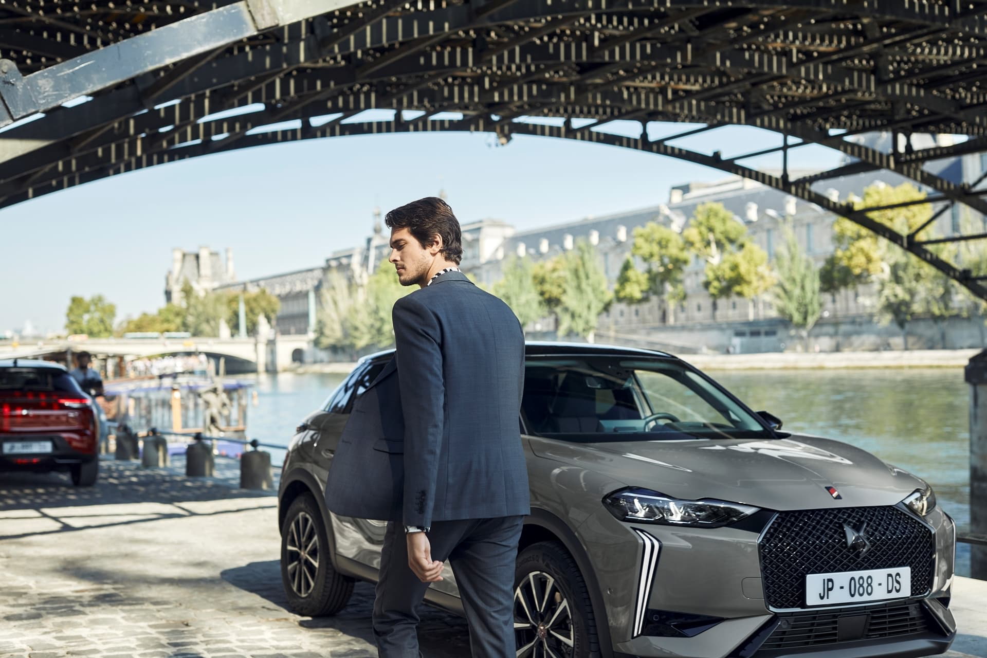 Vista lateral del DS 3 en un entorno urbano subrayando su diseño elegante.