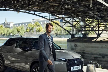 Imagen del DS 3 en ambiente urbano destacando su diseño frontal y perfil lateral.