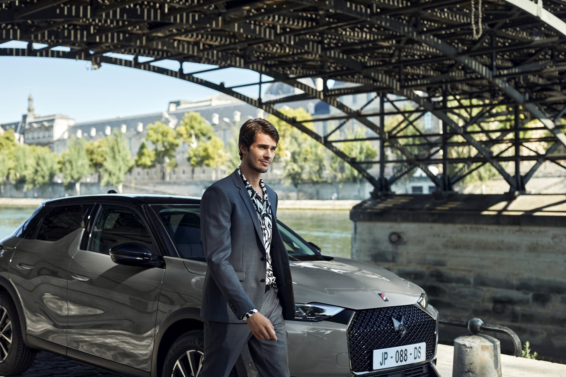 Imagen del DS 3 en ambiente urbano destacando su diseño frontal y perfil lateral.