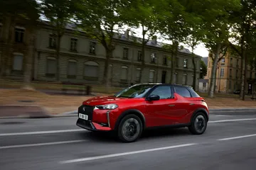 Vista lateral del DS 3 en movimiento, destacando su diseño urbano y dinámico.