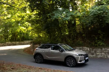 Vista lateral del DS 3 en un entorno natural, destacando su diseño y línea.