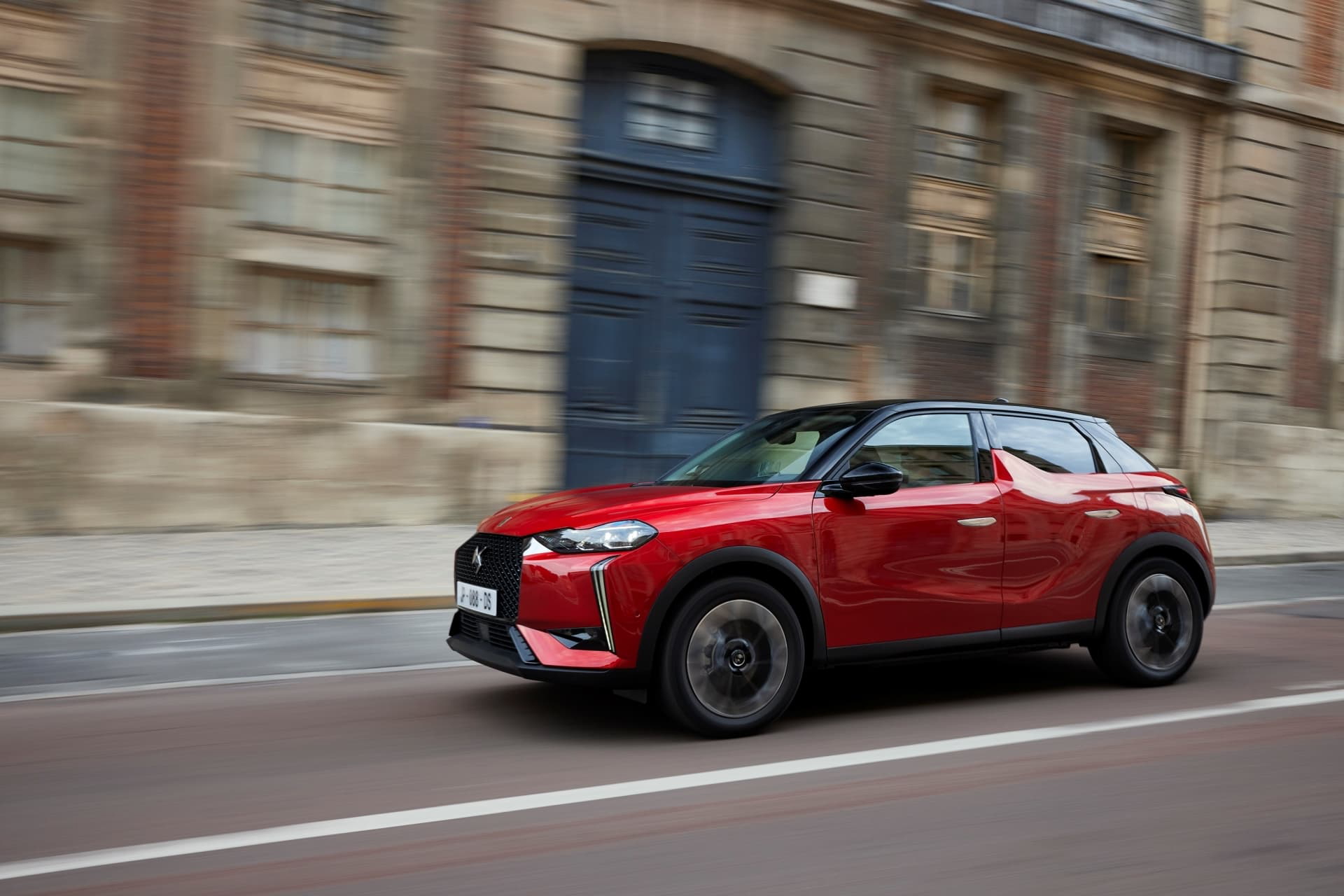 Vista dinámica del DS 3 en movimiento destacando su diseño lateral.