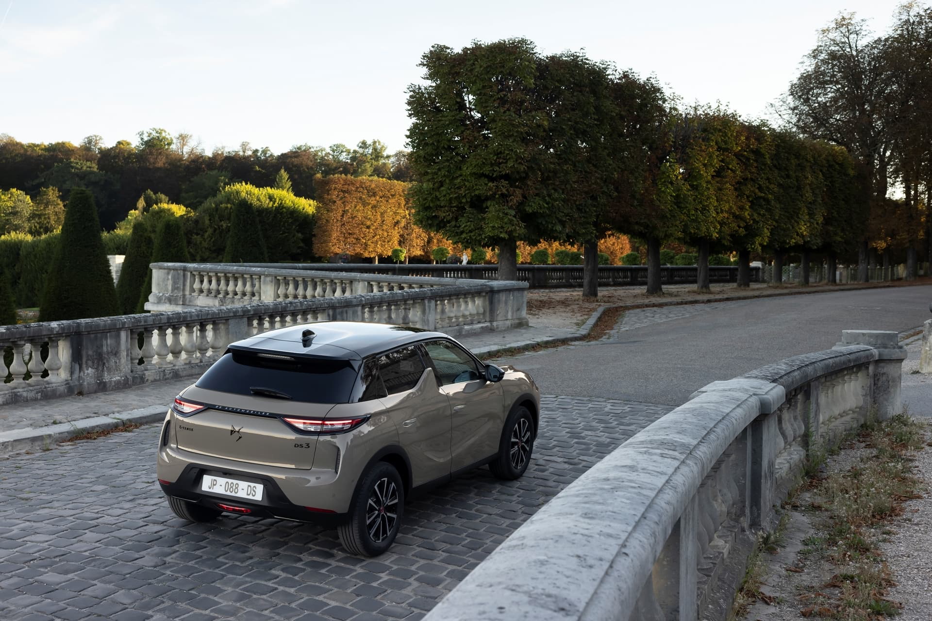Vista trasera y lateral del DS 3 en un entorno urbano, destacando su diseño y acabados.