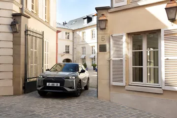 Vista delantera que muestra la parrilla distintiva del DS 3.