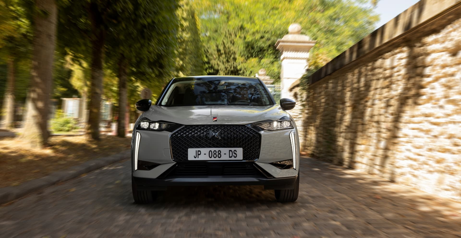 Vista frontal del DS 3 destacando su diseño distintivo y luces LED.