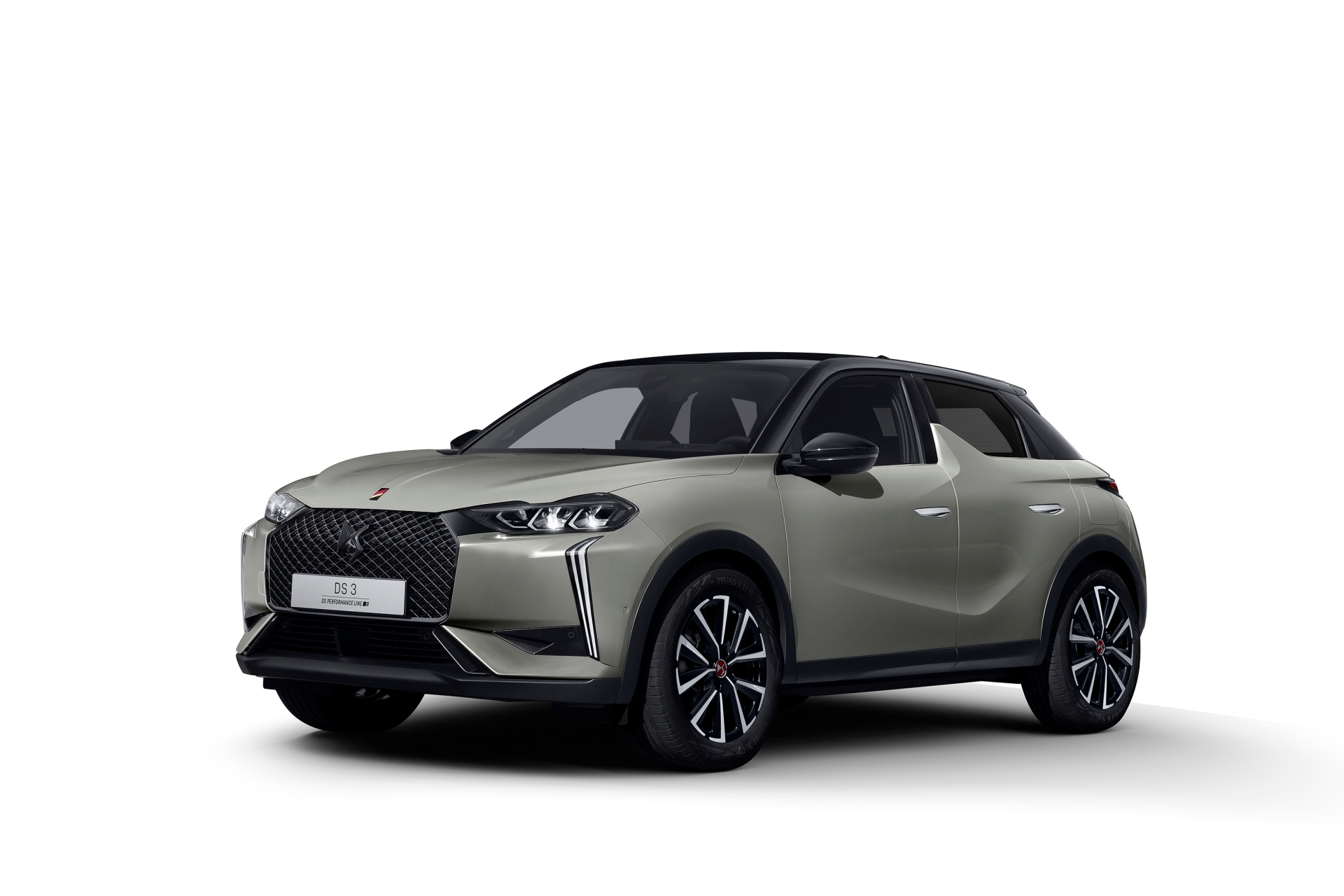 Vista angular del DS 3 que muestra su diseño frontal y perfil lateral.