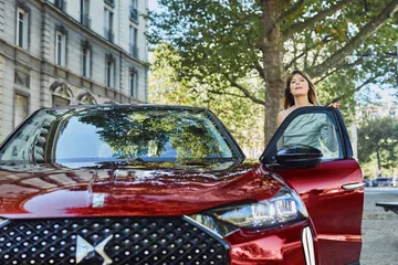 Vista frontal y lateral del DS 3, destacando su diseño distintivo.
