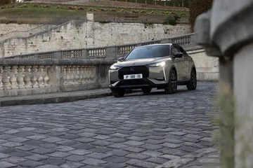 Vista dinámica del DS 3 mostrando su diseño frontal y perfil lateral.