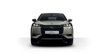 Vista frontal del DS 3 destacando su parrilla distintiva y luces LED.