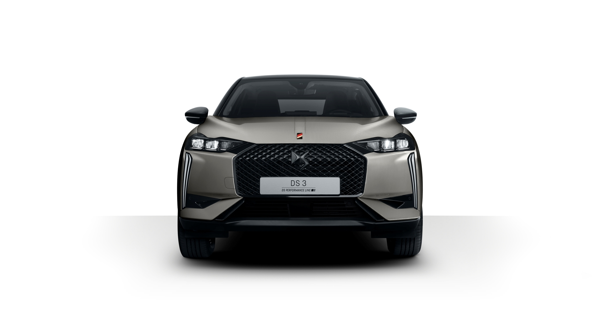 Vista frontal del DS 3 destacando su parrilla distintiva y luces LED.