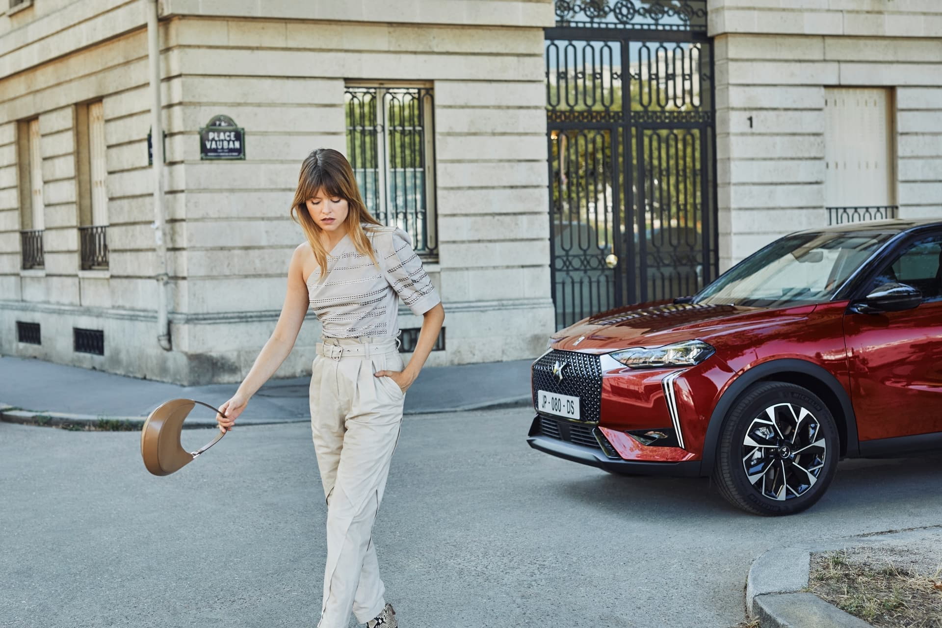 Vista delantera y lateral del DS 3, destacando su diseño elegante.