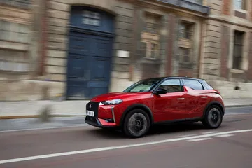 Vista dinámica del DS 3 en un entorno urbano.