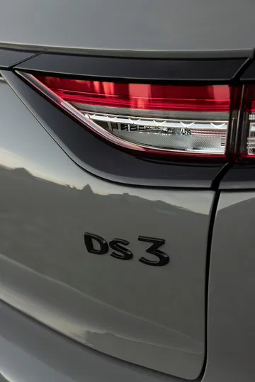 Vista en detalle de la óptica trasera y emblema distintivo del DS 3.