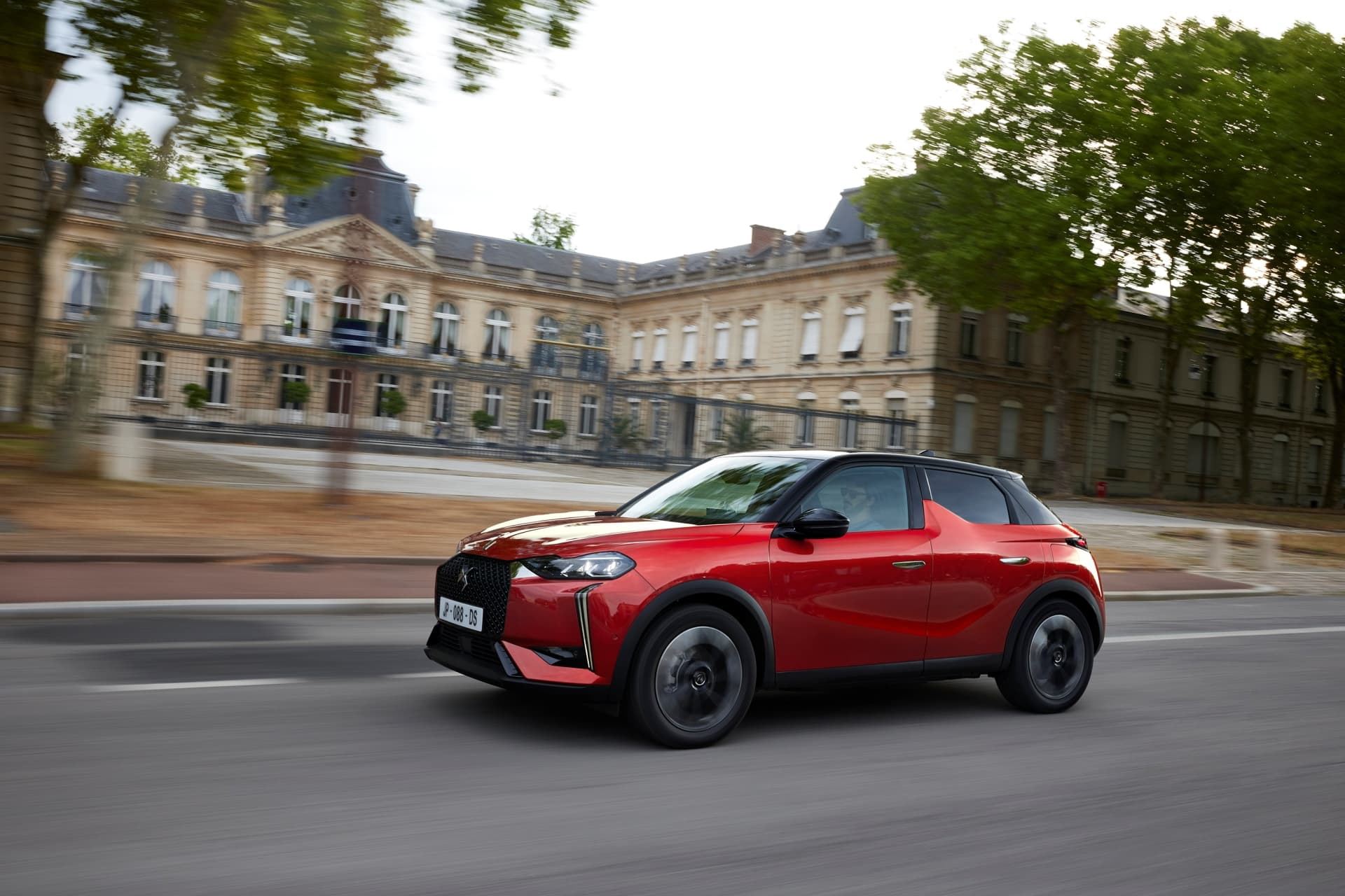Vista lateral en movimiento del DS 3, destacando su diseño urbano y dinámico.