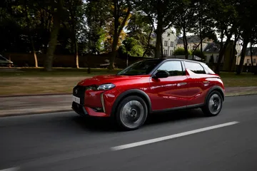 Perfil dinámico del DS 3 en movimiento, destacando su diseño lateral.