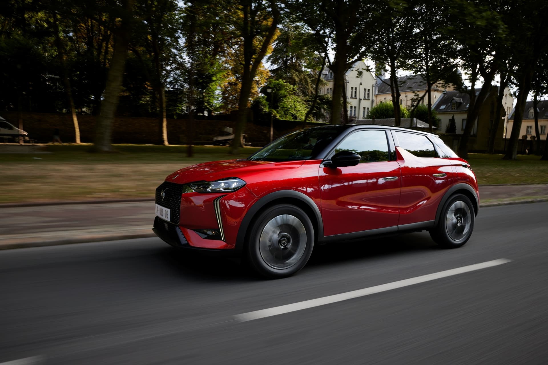 Perfil dinámico del DS 3 en movimiento, destacando su diseño lateral.