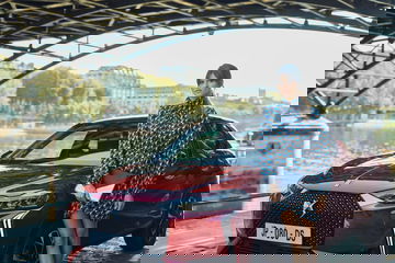 Vista del DS 3 en un contexto urbano, destacando su diseño vanguardista.