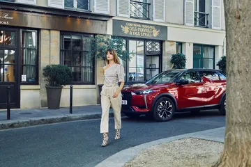 Vista lateral del DS 3 aparcado en ambiente urbano, destacando su diseño elegante.