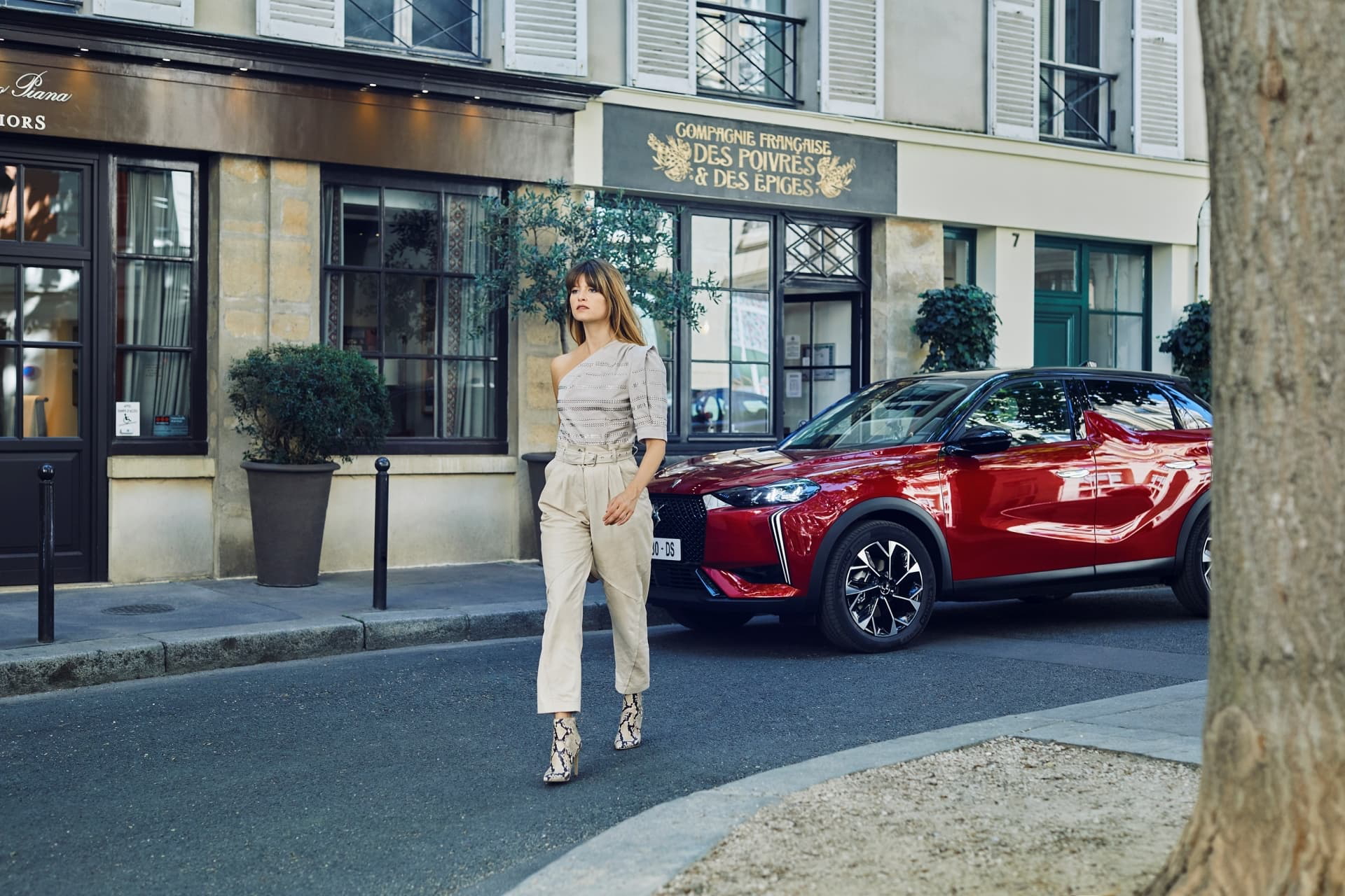 Vista lateral del DS 3 aparcado en ambiente urbano, destacando su diseño elegante.