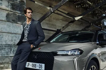 Vista lateral del DS 3 que destaca su diseño elegante y urbano.