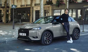 Vista en ángulo del DS 3 destacando su moderno diseño frontal y lateral.