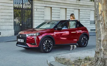 Vista lateral del DS 3 en color rojo, destacando su diseño dinámico y elegante.