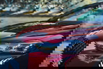 Vista en detalle de la parte frontal del DS 3 enfatizando su diseño dinámico