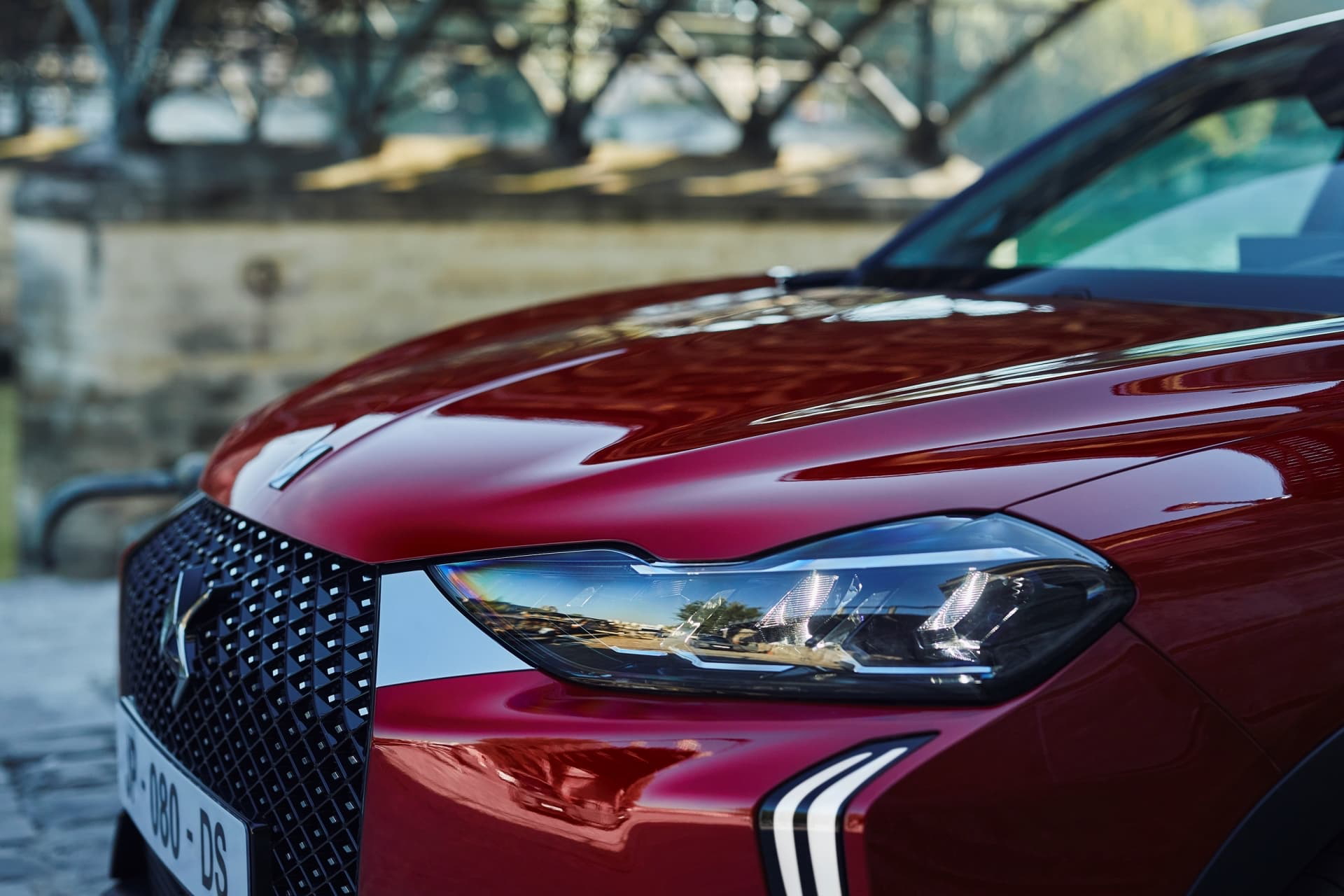 Vista en detalle de la parte frontal del DS 3 enfatizando su diseño dinámico