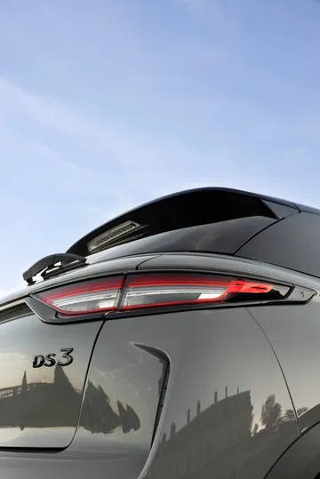 Vista detallada de las luces traseras y la curvatura del DS 3.