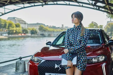 Vista frontal del DS 3, enfatizando su diseño elegante en un entorno urbano.