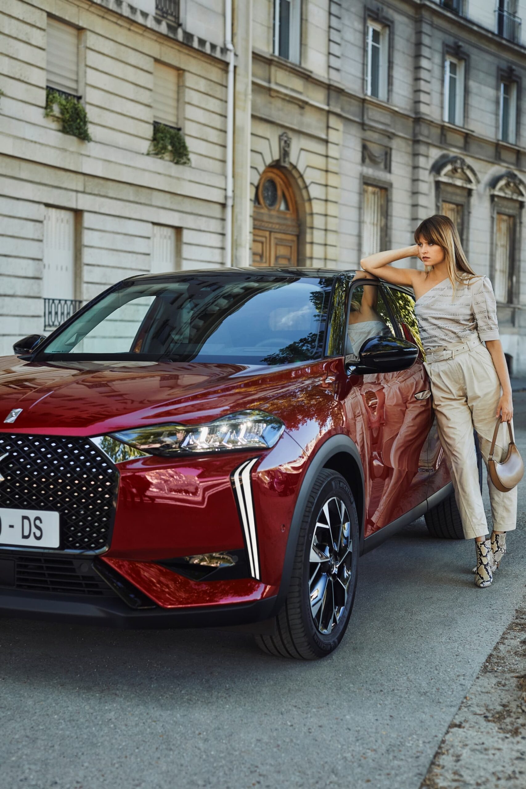 Vista frontal lateral del DS 3 en entorno urbano, destacando su diseño elegante.