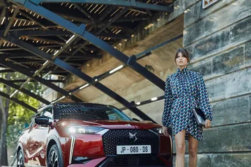 Nuevo DS 3 posando en un entorno urbano, destacando su diseño frontal y perfil lateral.