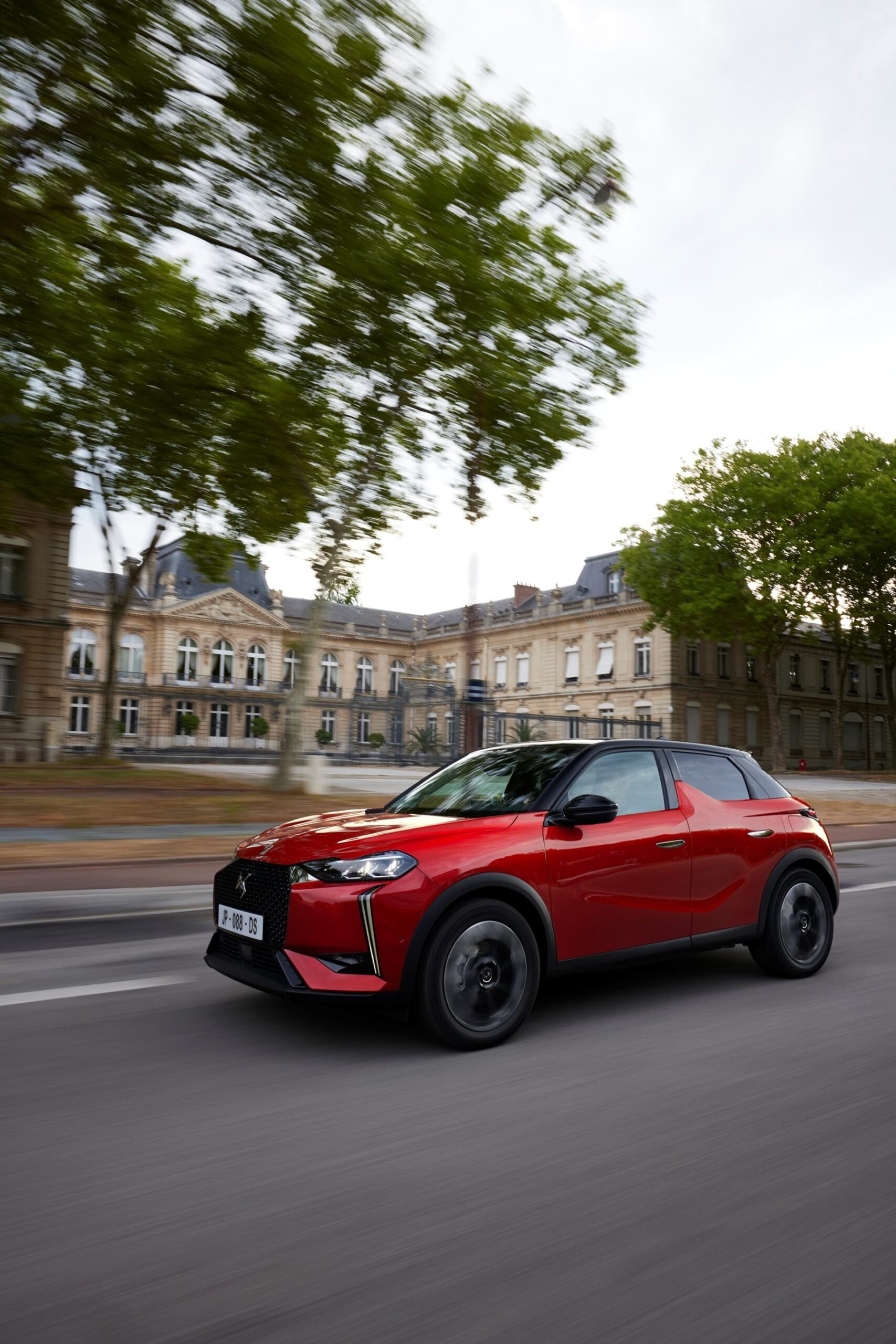 Vista lateral del DS 3 en movimiento mostrando su línea dinámica y elegante.