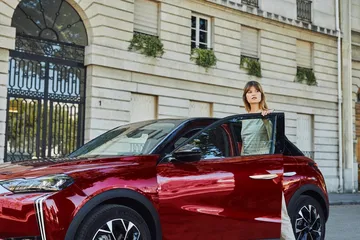 Vista lateral y delantera del DS 3 en entorno urbano, resaltando su diseño sofisticado.