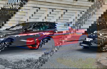 Vista lateral del DS 3 que muestra su diseño y líneas dinámicas.