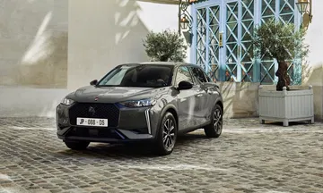 Vista angular delantera que muestra el diseño y líneas del DS 3.