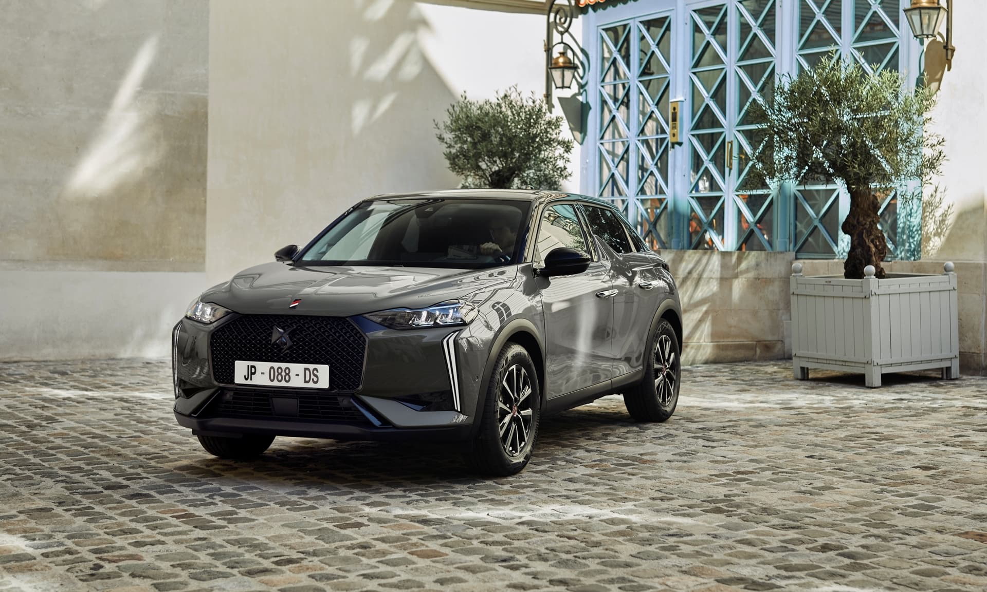 Vista angular delantera que muestra el diseño y líneas del DS 3.