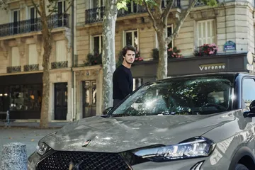 Vista angular delantera del DS 3 que muestra su diseño y líneas en un entorno urbano.