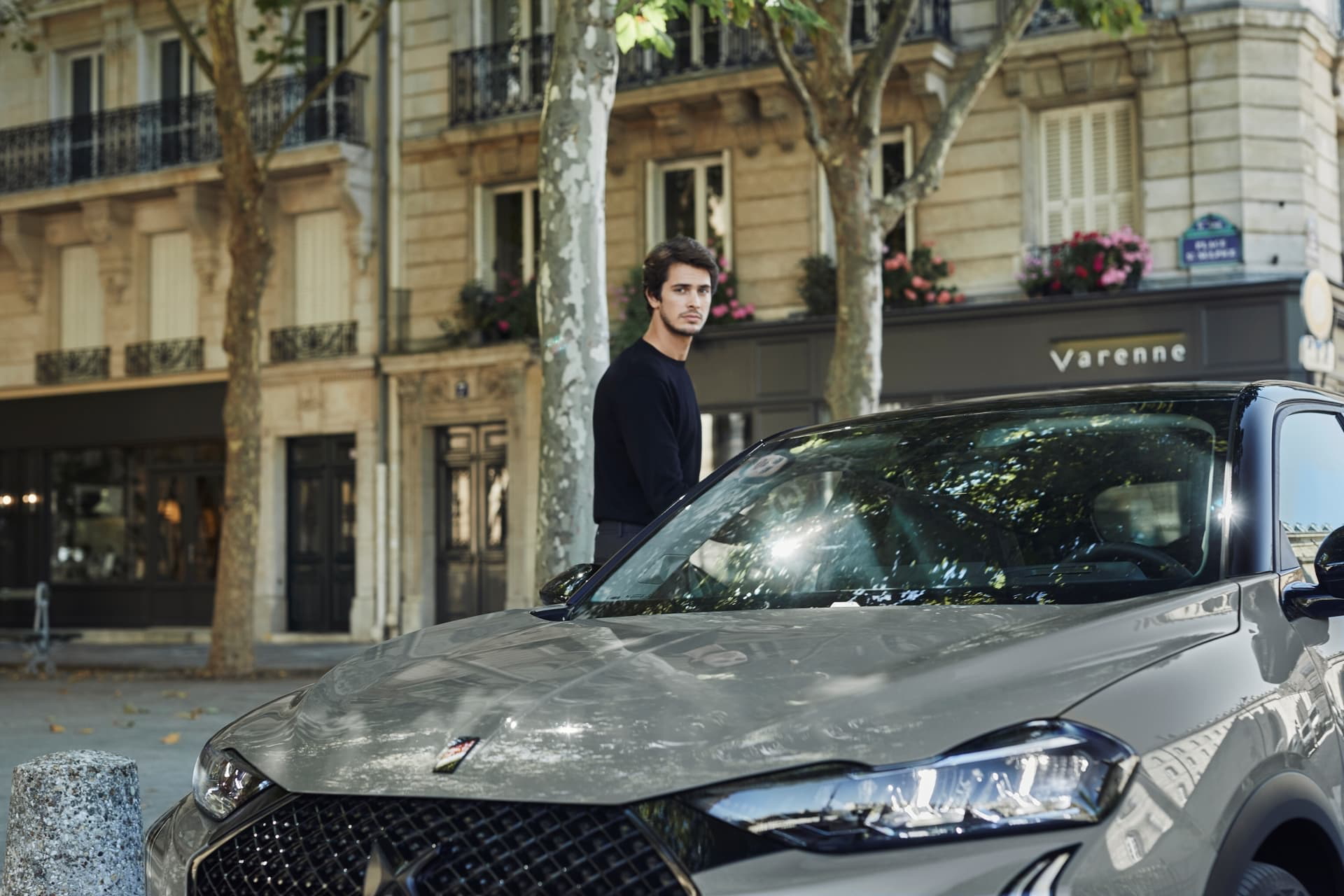 Vista angular delantera del DS 3 que muestra su diseño y líneas en un entorno urbano.