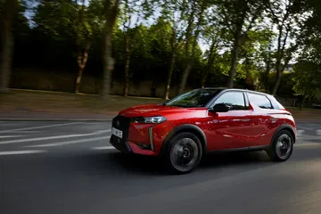 Perfil en movimiento del DS 3 destacando su diseño dinámico.