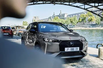 Vista frontal y lateral del DS 3 en un entorno urbano, destacando su diseño moderno.