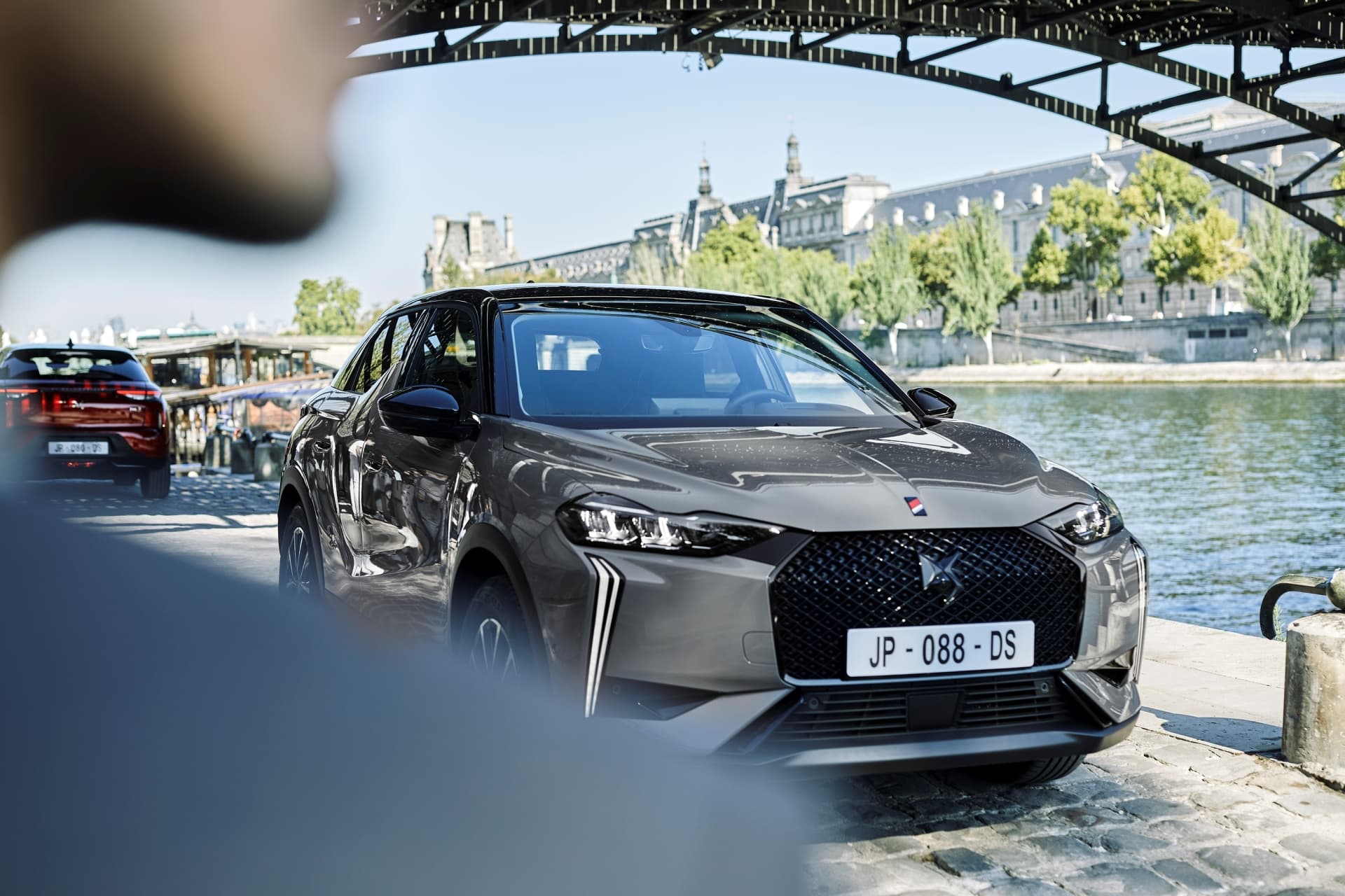 Vista frontal y lateral del DS 3 en un entorno urbano, destacando su diseño moderno.