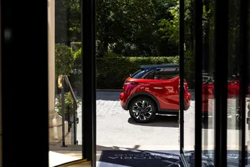 Vista lateral del DS 3 que resalta su perfil y línea de estilo dinámico.