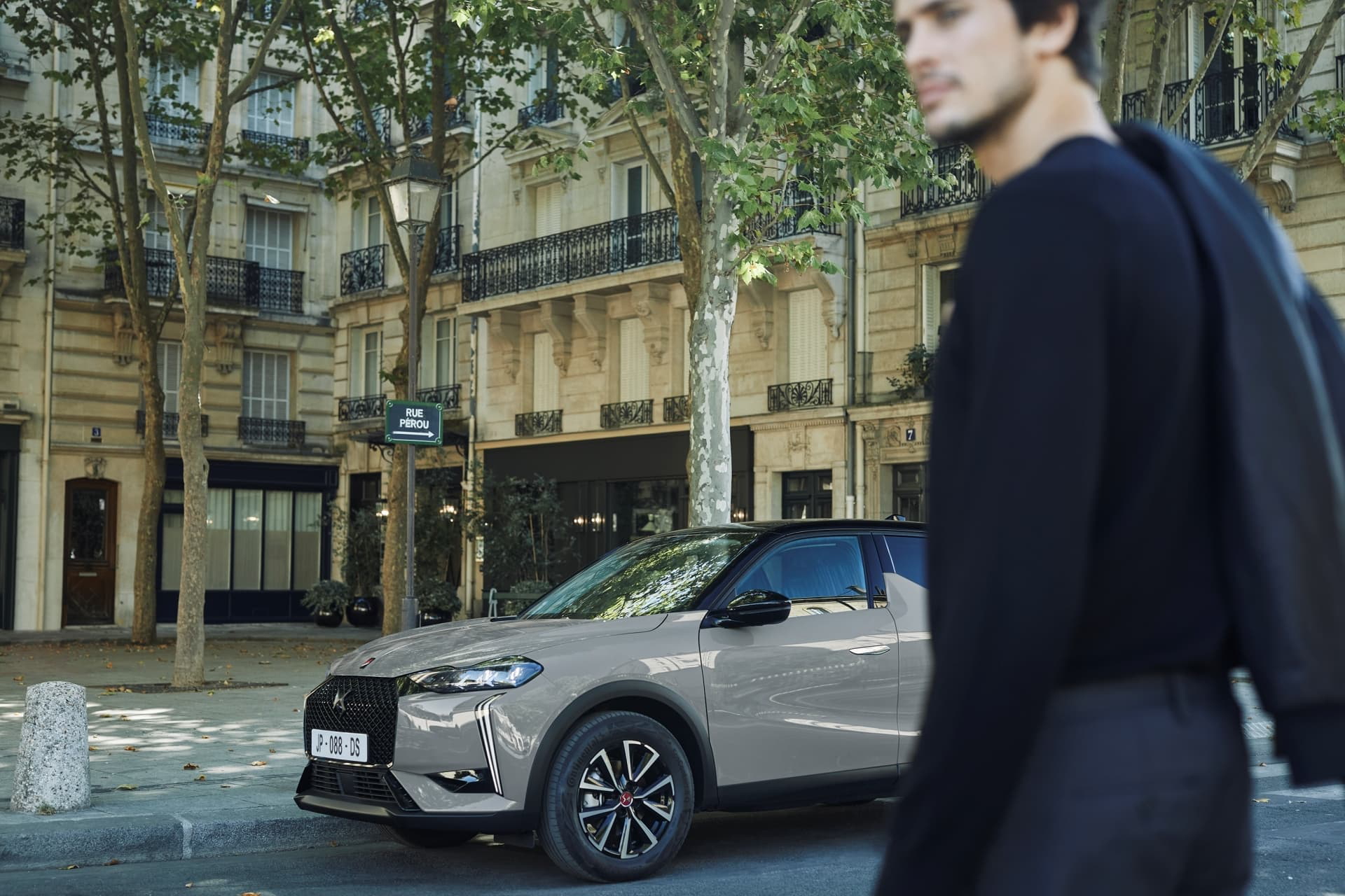 Vista lateral del DS 3 en un entorno urbano, destacando su diseño elegante.
