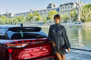 Vista trasera del DS 3 con diseño elegante y moderno junto a modelo