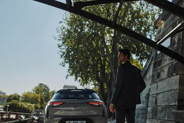 Vista trasera del DS 3, destacando su diseño urbano y líneas modernas.