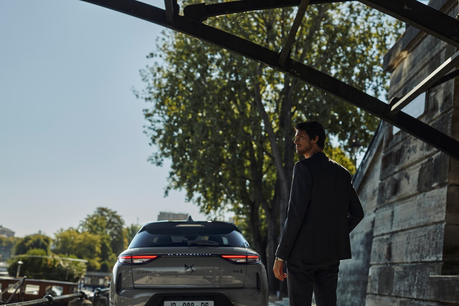 Vista trasera del DS 3, destacando su diseño urbano y líneas modernas.