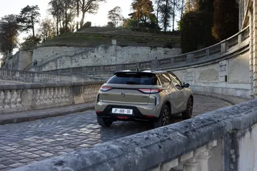 Vista trasera y lateral del DS 3, destacando su diseño y acabados.