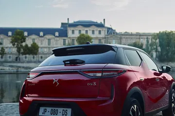 Vista trasera y lateral del DS 3, mostrando su línea deportiva y diseño vanguardista.
